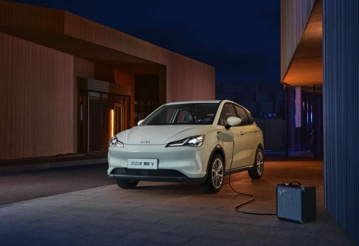 谁是城市代步神车？全新几何E五座版对比哪吒V