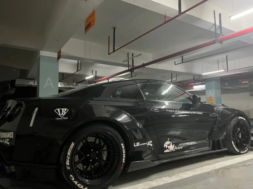 再次进化的日产GT-R R35，单单机舱就放进了两台思域的价格