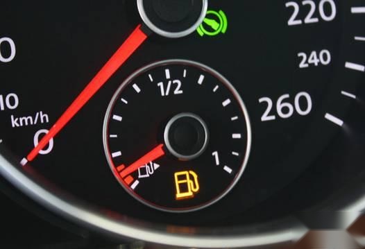 油表报警了？如何用最后一滴油跑到加油站