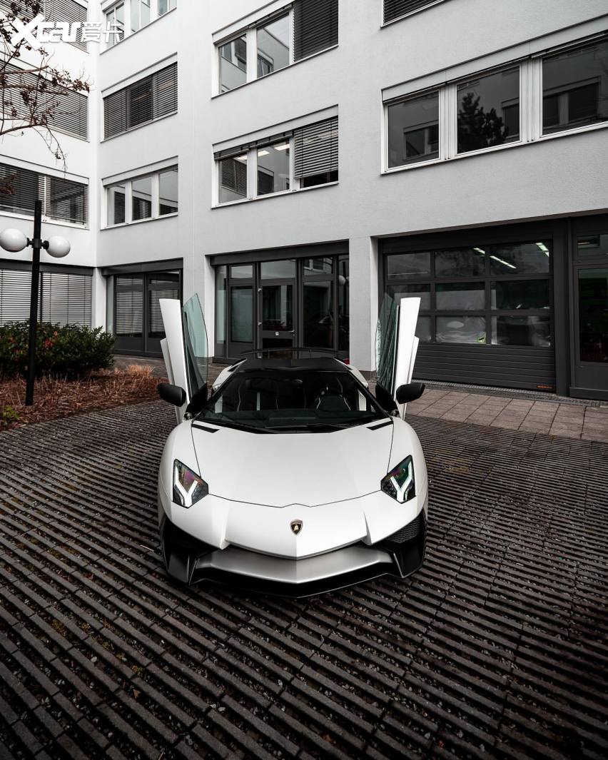 银白色兰博基尼大牛与xpel哑光车衣