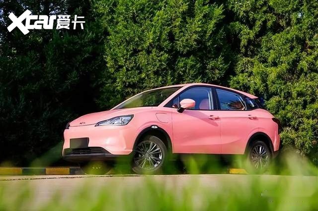 好看又好开！试驾小仙女专属座驾哪吒V潮 400 Lite 粉色定制版