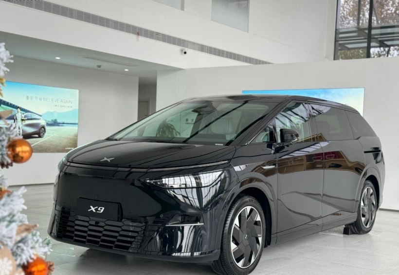 小鹏X9实车到店，标配后轮转向，配快充续航702km，预售38.8万起