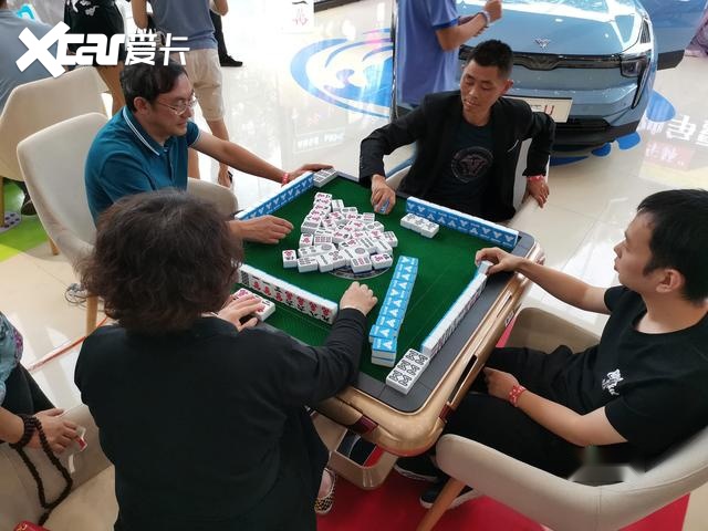 哪吒汽车在成都大规模交付，还可以免费开15天？