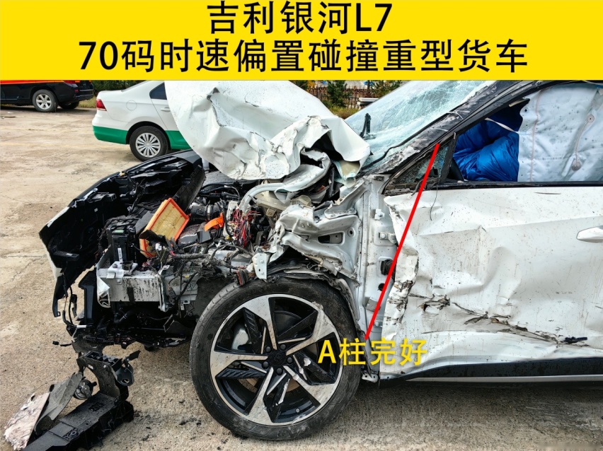 吉利银河L7全国首撞，70码时速侧碰大货车 网友：吉利又出新坦克了？