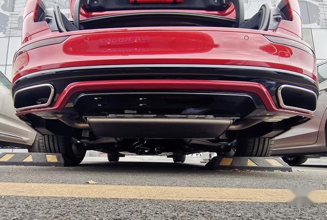 这车20万多，配2.0T+8AT+自适应底盘，还要啥奔驰宝马