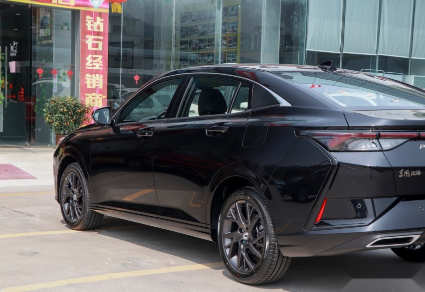 东风打造“平民思域”,7.99万配1.5T,法系底盘稳如牛