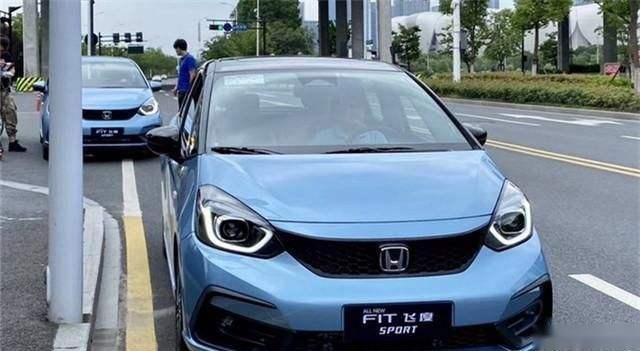 手握10万买车,选这6款错不了,颜值高、油耗低,年轻人首选
