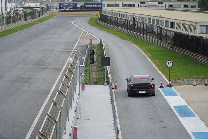 加速比肩Model 3性能版 开着哪吒S跑赛道是啥体验？