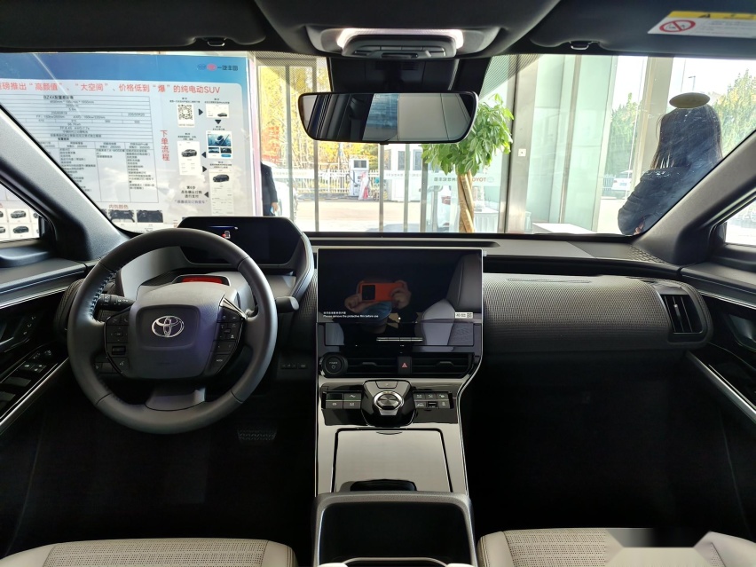 中型纯电动SUV 实拍一汽丰田bZ4X 它值得买吗？