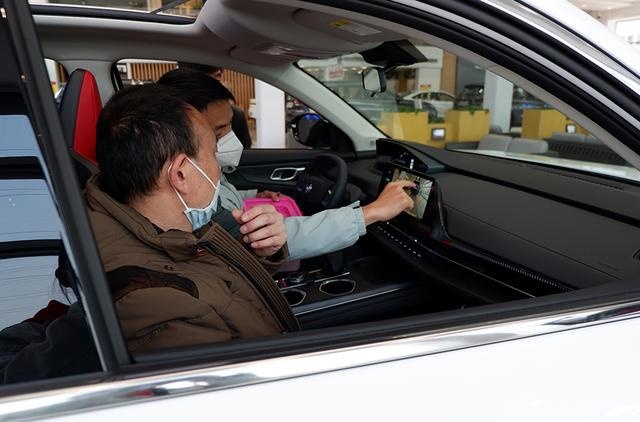 第二代CS55PLUS有多红？工作日半小时内4人看车1人下订