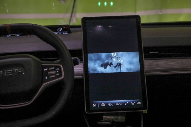 实测哪吒V，有点东西但不多的“经济适用车”