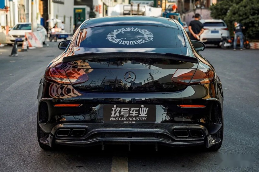 气动姿态风的奔驰AMG C63 Coupe，趴在地上的它显得更加优雅