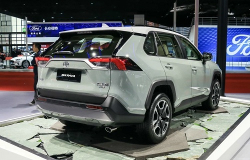 时尚大气的一汽丰田RAV4荣放，品质高值得选择