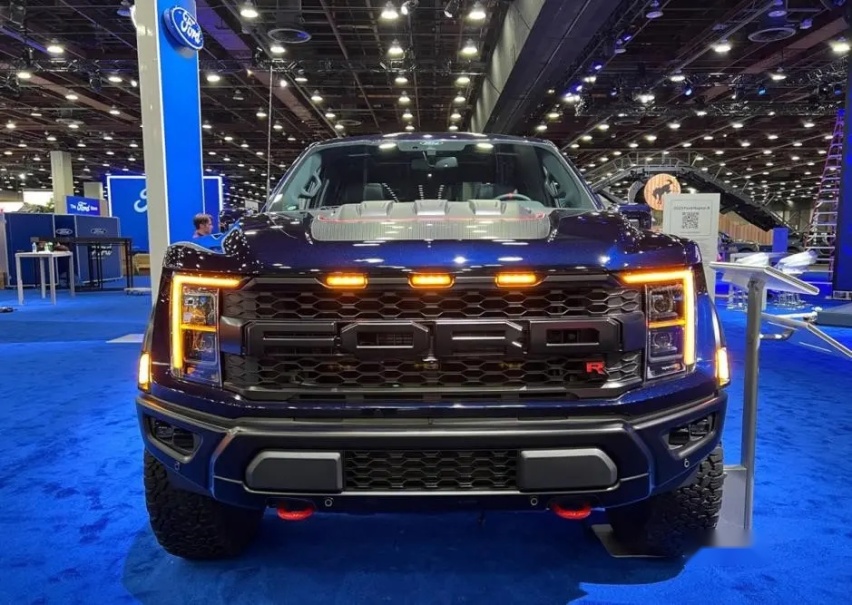 福特F-150猛禽R，配5.2L V8发动机，适合重度越野