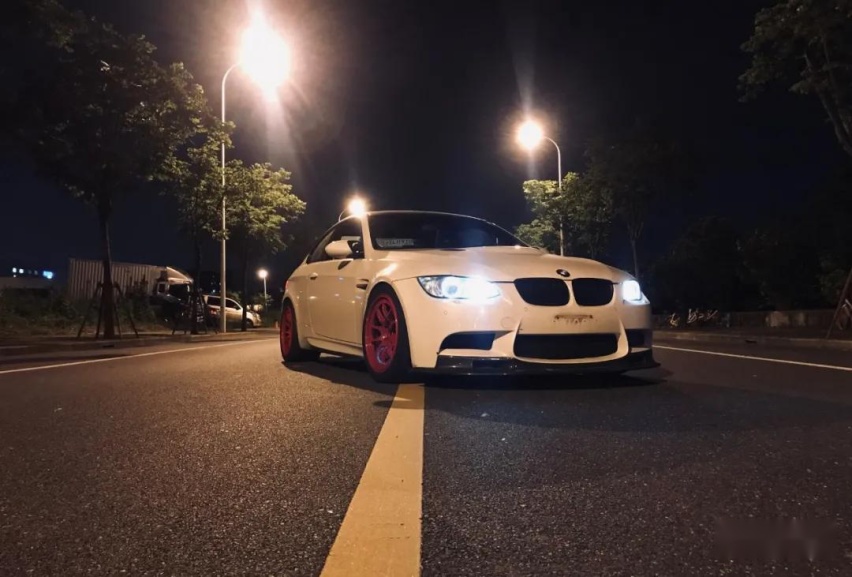 战斗格宝马M3 E92上路，感受下4.0升V8大排自吸的魅力