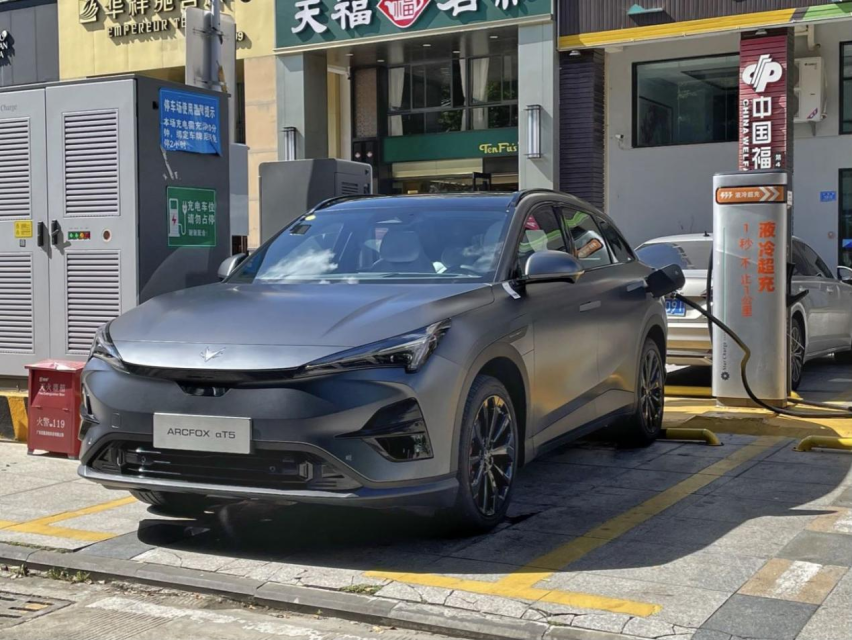 极狐阿尔法T5：全能新星引领新能源潮流