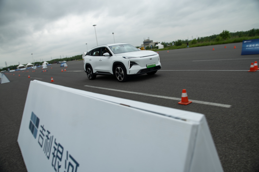 汽车界的“8848” 场地试驾吉利银河L7