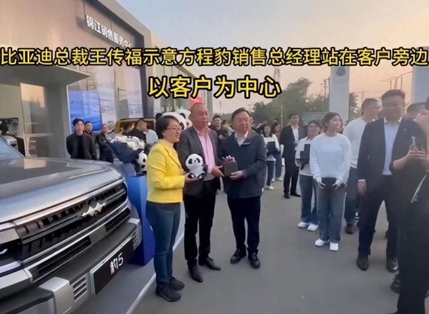 方程豹豹5车主有多幸福？王总亲自交车，让客户站C位当主角