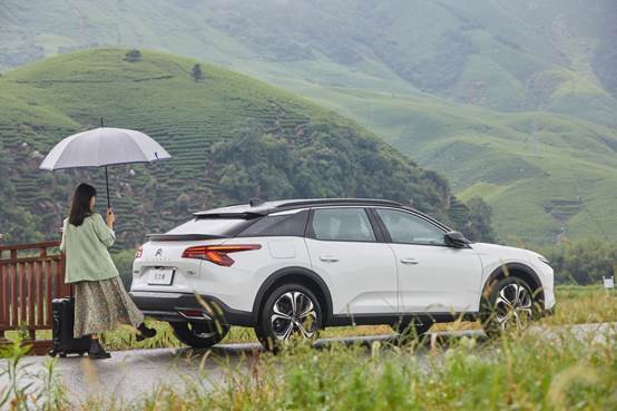 东风雪铁龙凡尔赛C5 X正式上市，售价14.37万元起