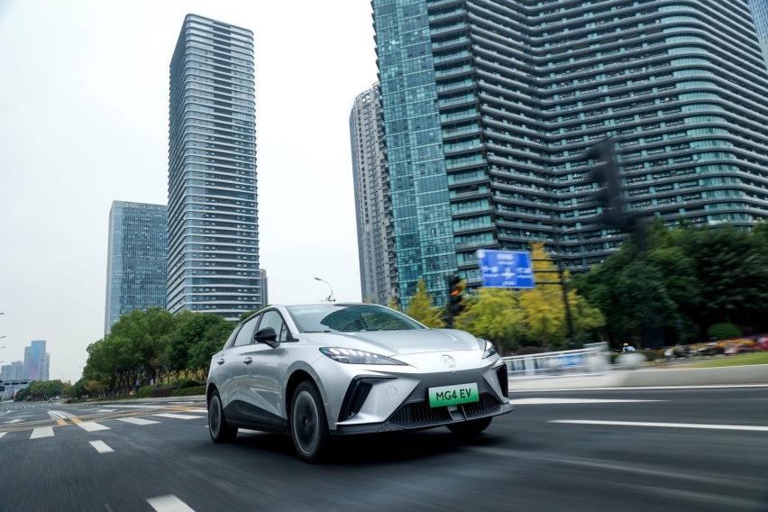 试驾体验 10万级的“全球车”MG4 EV：比比亚迪海豚好在哪？