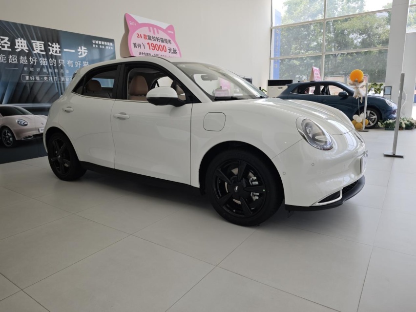 适合女性的纯电小车，2024款欧拉好猫到店实拍，降价还增配