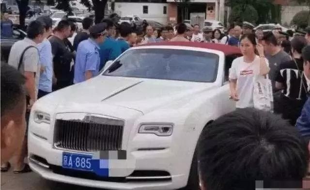 劳斯莱斯女车主车牌假，身份证也假，难道豪车跟假证更配？