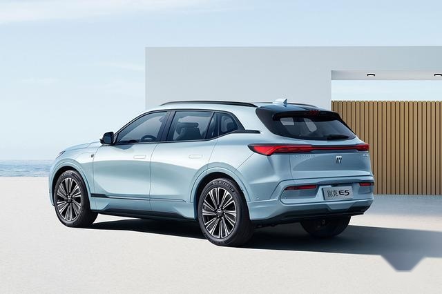 上汽通用武汉奥特能超级工厂落成，别克大五座纯电SUV E5下线
