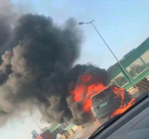 理想ONE又双叒烧了 这次是高架道路 原因不明