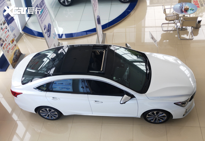 顶部采用了豪华车才有的黑色造型,大面积的全景天窗,不得不说,现在