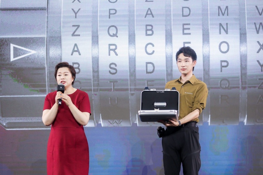 重新定义新能源电动车，极狐凭什么？