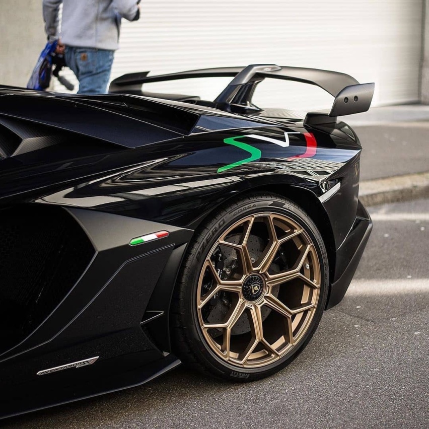 兰博基尼Aventador SVJ敞篷版实车街拍 犀利感