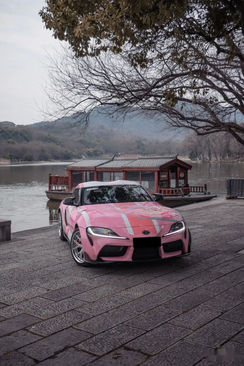 漂亮小姐姐的粉嫩丰田Supra，男车友们看到流口水