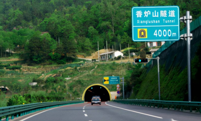 高速公路上的“隐形杀手”，遇到横风该怎么办？