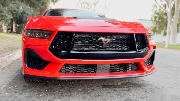 开 V8 MustangGT 在洛杉矶 CityWalk？！绝不合适！