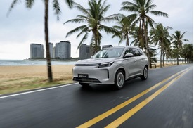 电混四驱/230km纯电续航，第三代蓝电E5 PLUS上市11.98万