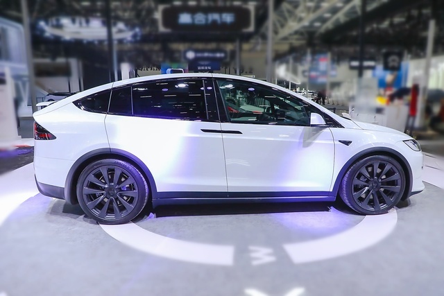 Model X 2023款 Plaid版，长5.037米，破百2.6秒