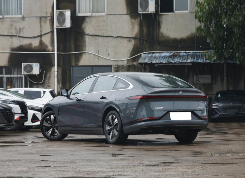 启源A07主打运动型混动家轿，对比同级车型，价格便宜不少