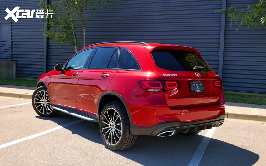 新款奔驰glc级海外实车红色的运动感