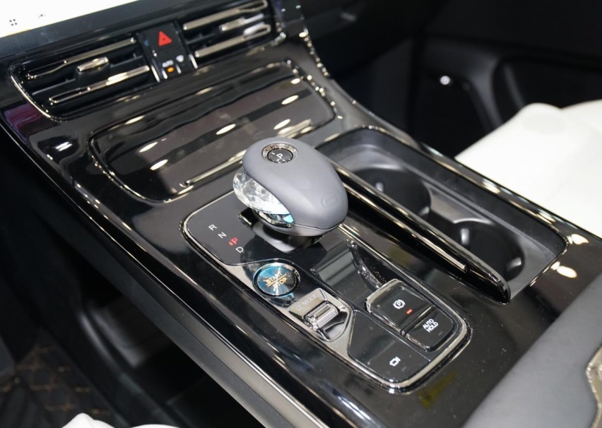 传祺E9配置分析，独特360度环绕气囊，2.0T+GMC400两档变速