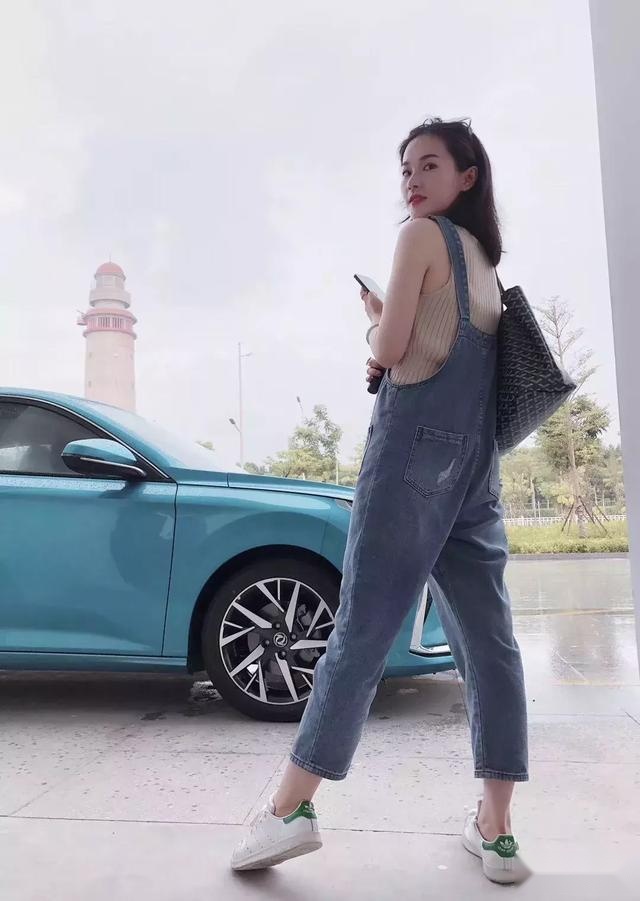 试驾时放开双手双脚吓醒小伙伴,这不是冒险是常规操作