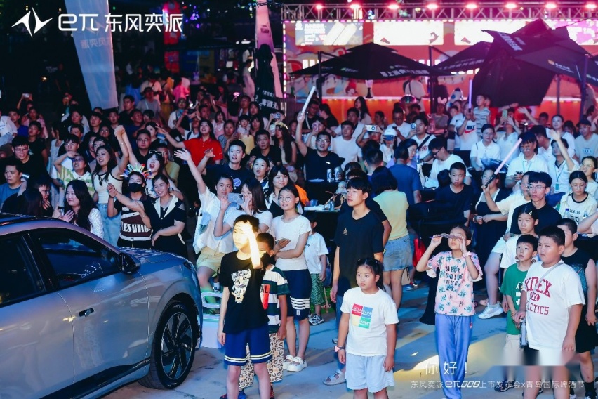 东风奕派008闪耀青岛啤酒节，限时权益价18.86万元，家庭出行新选
