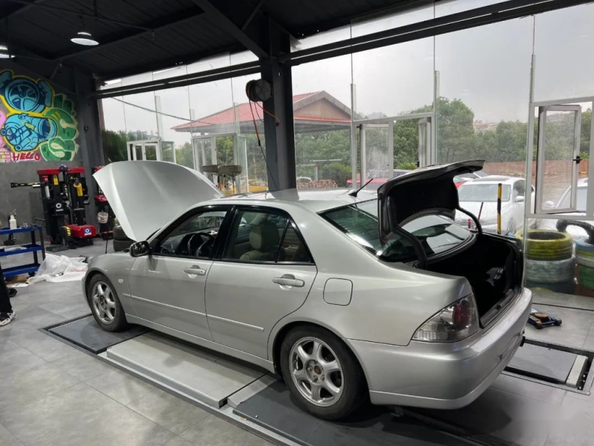 走街范雷克萨斯IS200咬地鲨，果然JDM与底盘灯才是最搭的