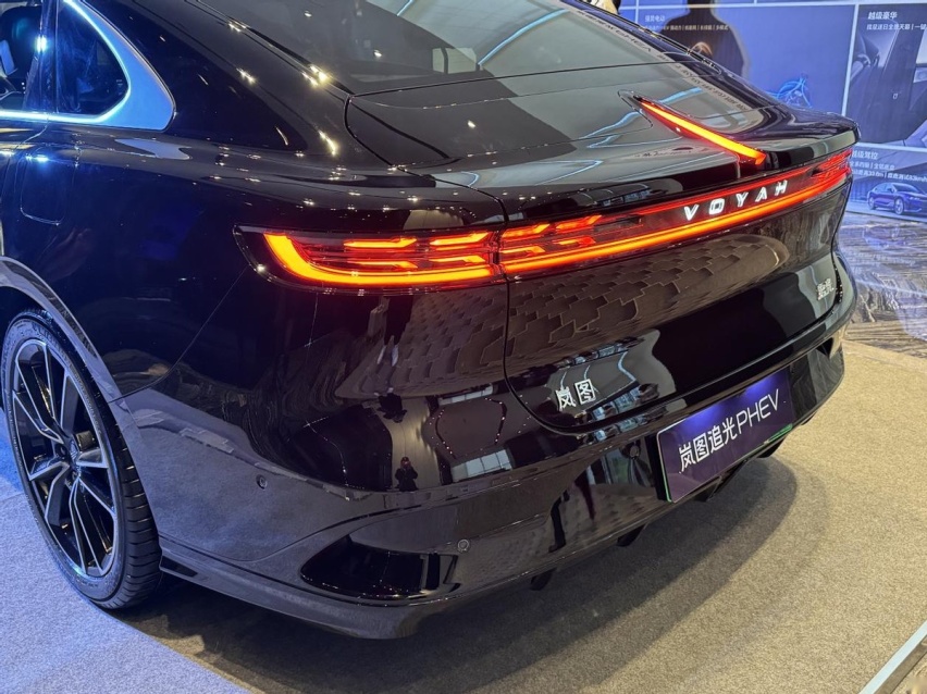 解读岚图追光PHEV：纯电续航262千米，内饰豪华空间大，宜商宜家