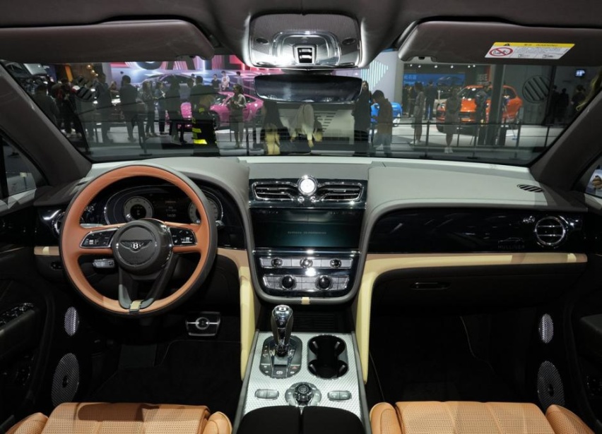 4.0T V8可实现4.6秒破百，宾利添越还是超豪车老家伙的味道！