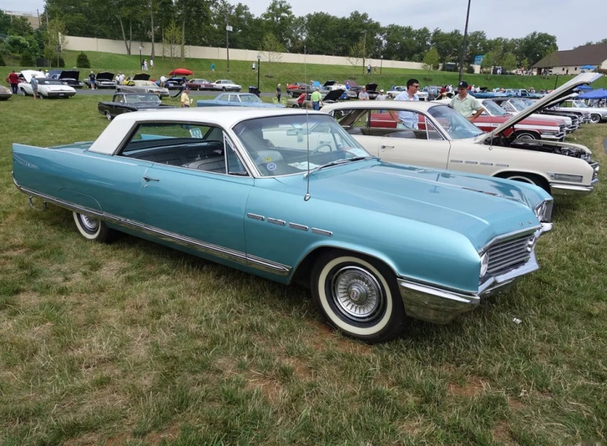搭载6.6升V8引擎的1964年别克Electra 225