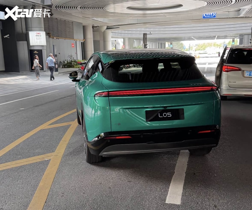 小鹏MONA L05实车照来了，定位中型SUV，家用也可