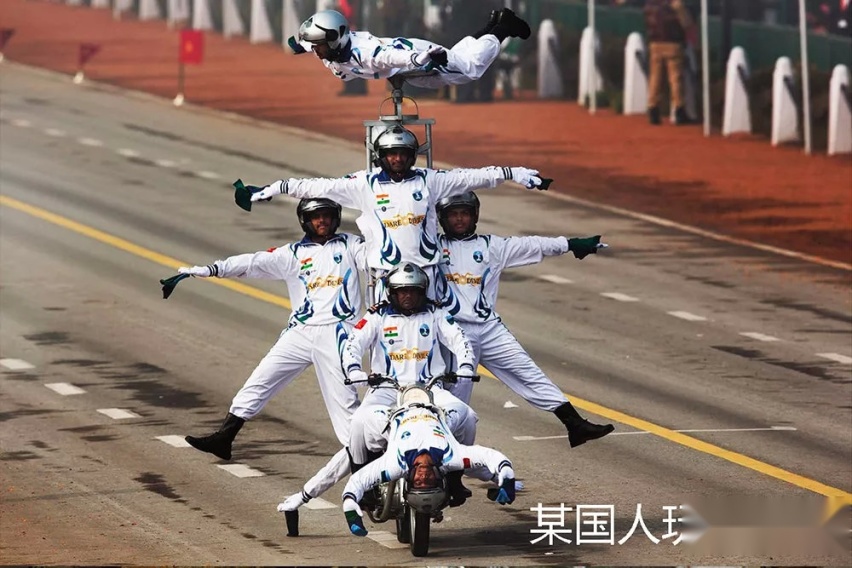 在自家花园举办汽车“维密秀” 去年来了20万人