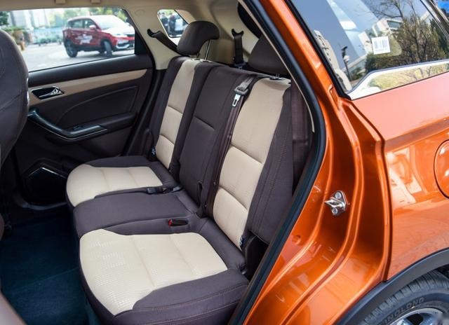 10万多的6座SUV，2+3+1布局，轴距2600mm，配全景天窗+自动驻车