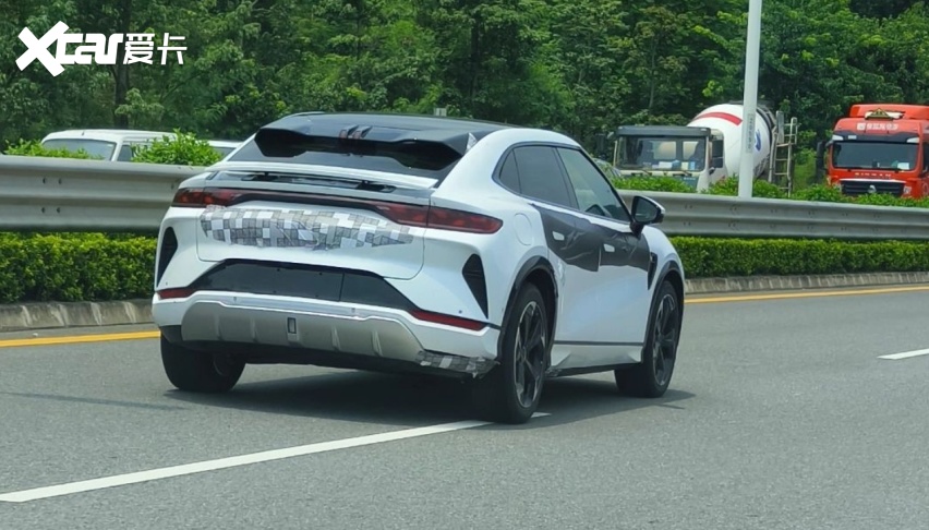 比亚迪宋l现身街头,无框车门 电动尾翼,配水晶挡把,还看极氪?