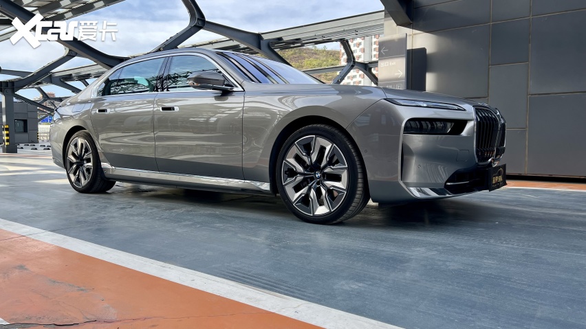 7系没有了发动机为什么更贵?试驾宝马i7,感受顶级驾乘体验